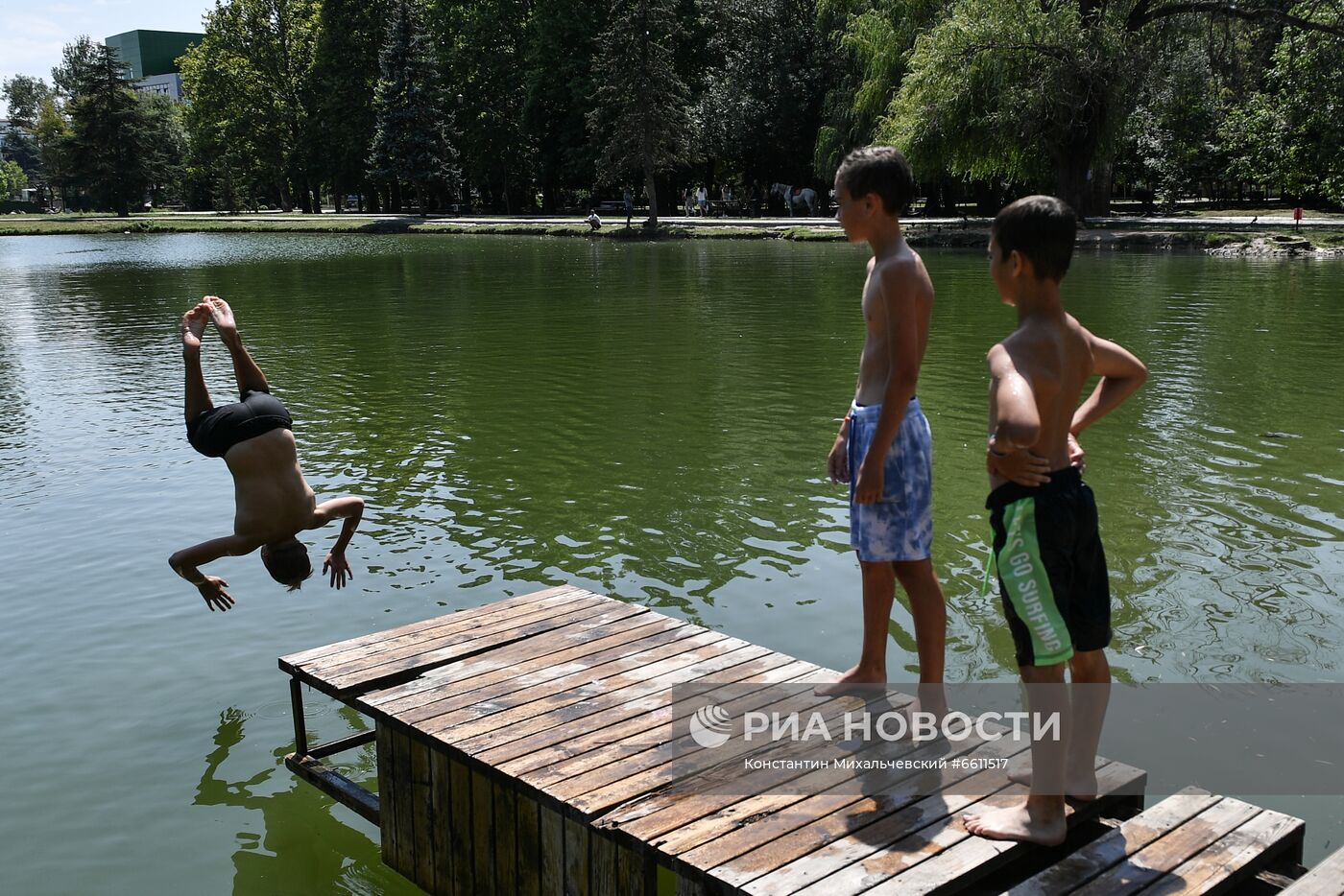 Отдых горожан в парке им. Гагарина в Симферополе