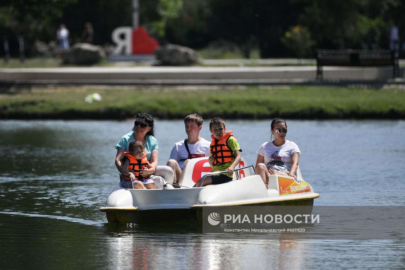Отдых горожан в парке им. Гагарина в Симферополе