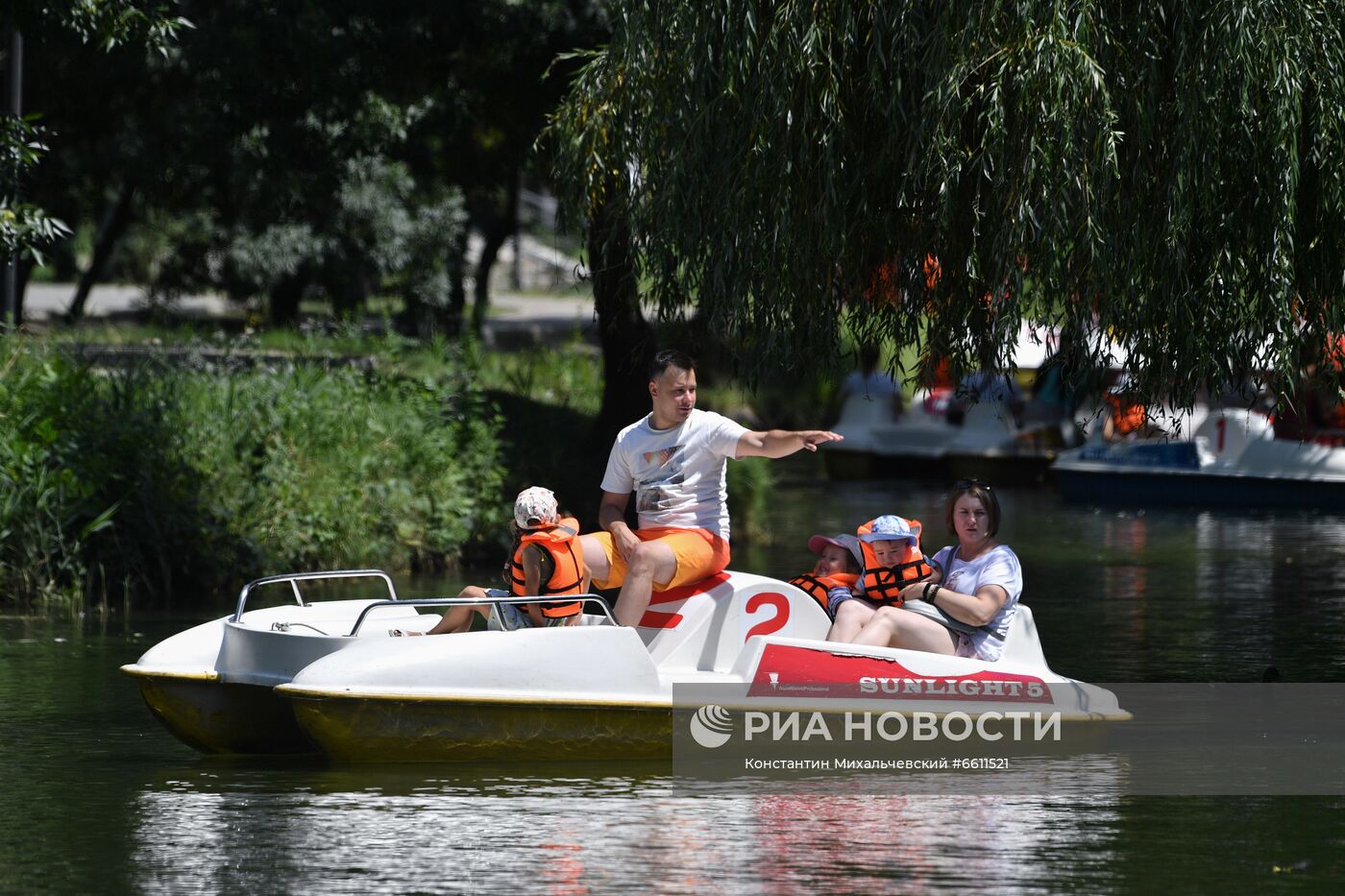Отдых горожан в парке им. Гагарина в Симферополе