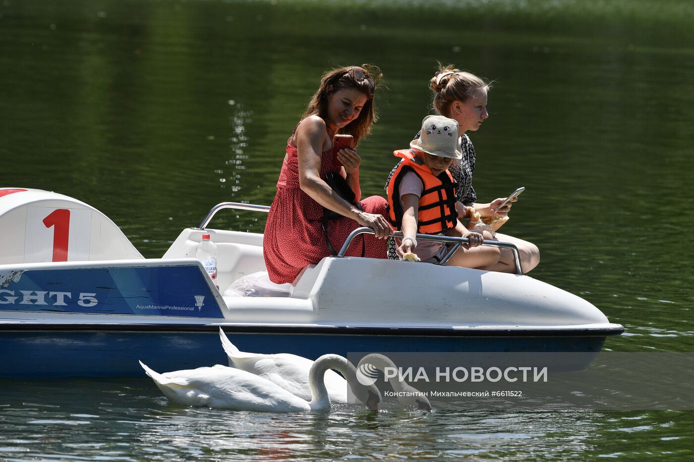 Отдых горожан в парке им. Гагарина в Симферополе