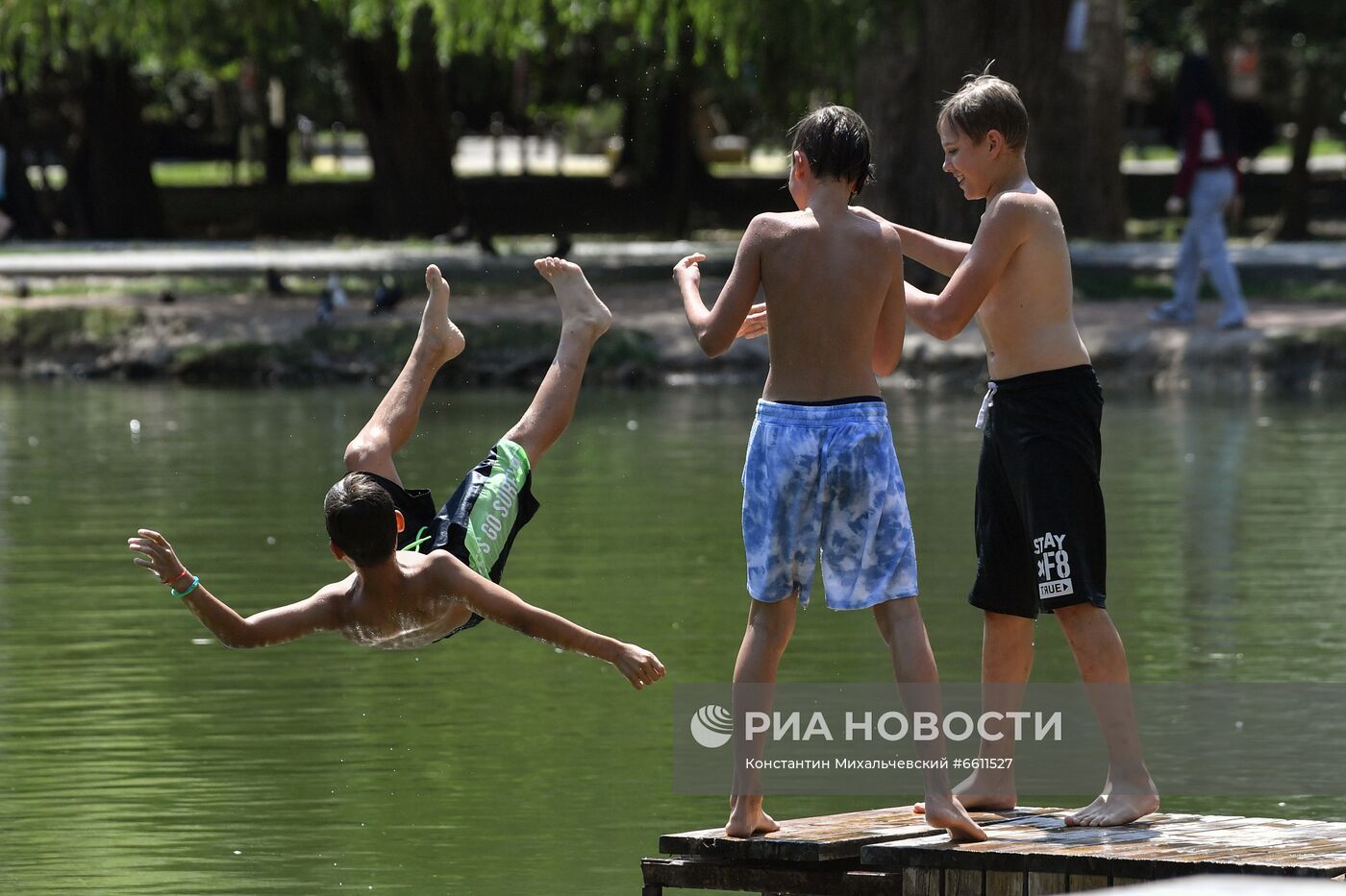Отдых горожан в парке им. Гагарина в Симферополе
