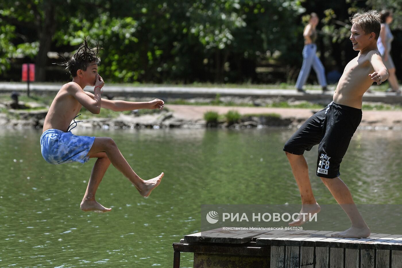 Отдых горожан в парке им. Гагарина в Симферополе