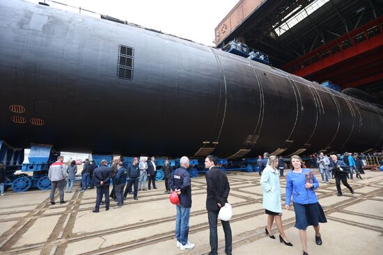 Спуск на воду атомной подводной лодки "Красноярск" в Северодвинске