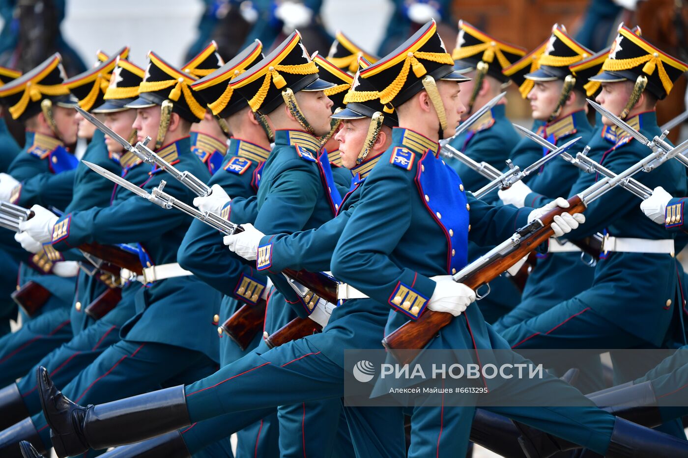 Маршируют полки текст. Маршируют полки.