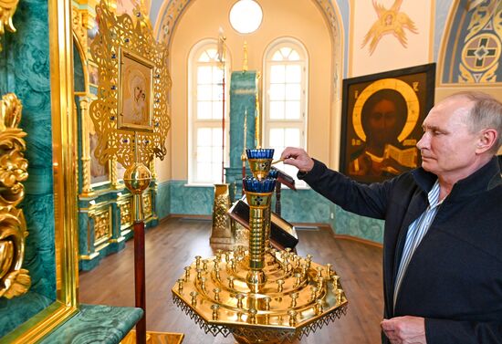 Президент РФ В. Путин посетил Коневский Рождество-Богородичный мужской монастырь