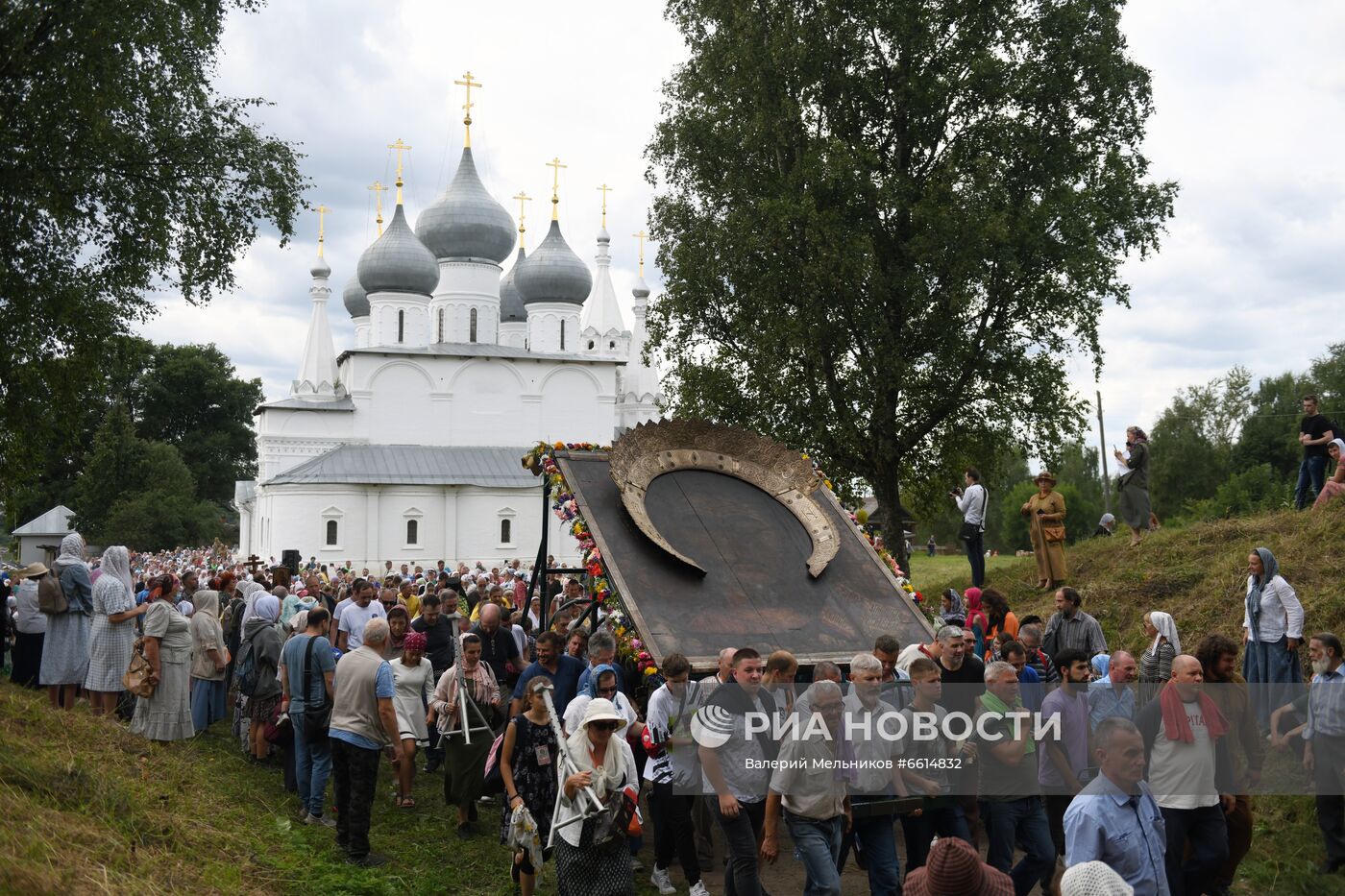 Крестный ход с иконой Всемилостивого Спаса