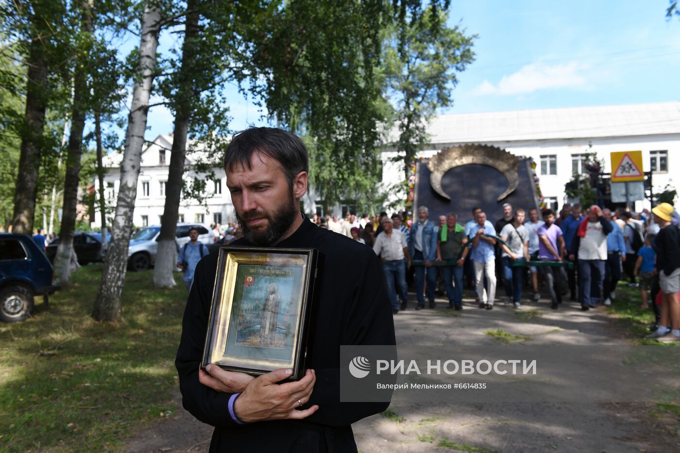 Крестный ход с иконой Всемилостивого Спаса