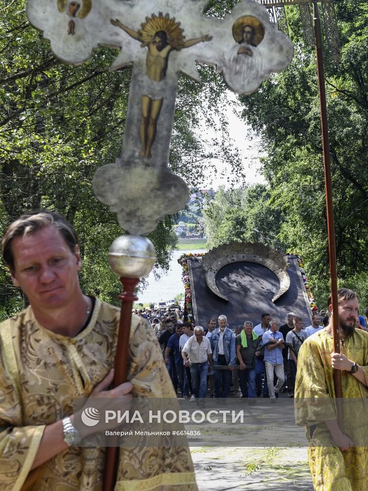 Крестный ход с иконой Всемилостивого Спаса