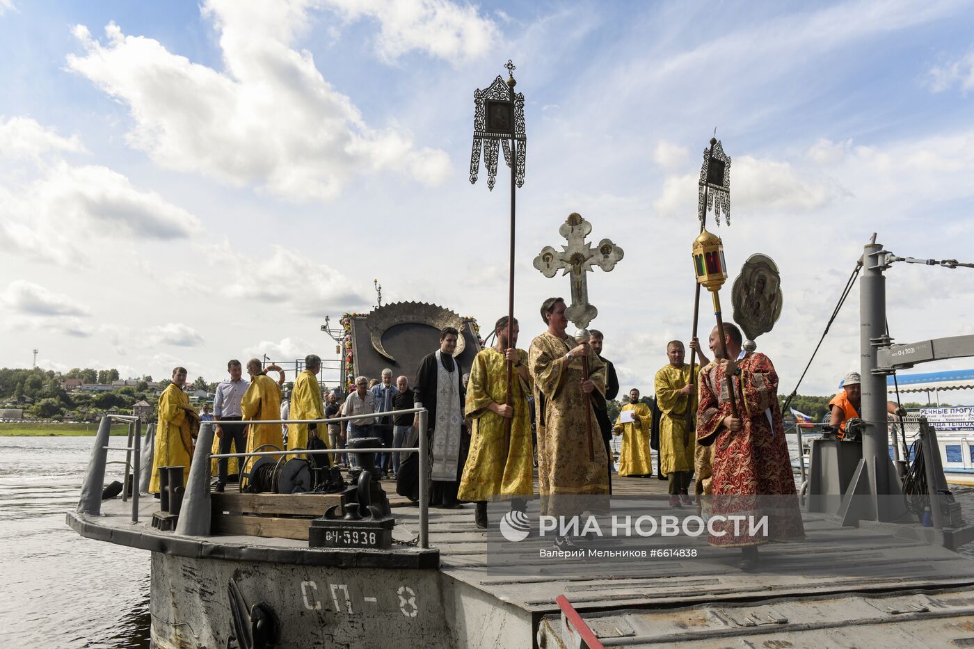 Крестный ход с иконой Всемилостивого Спаса