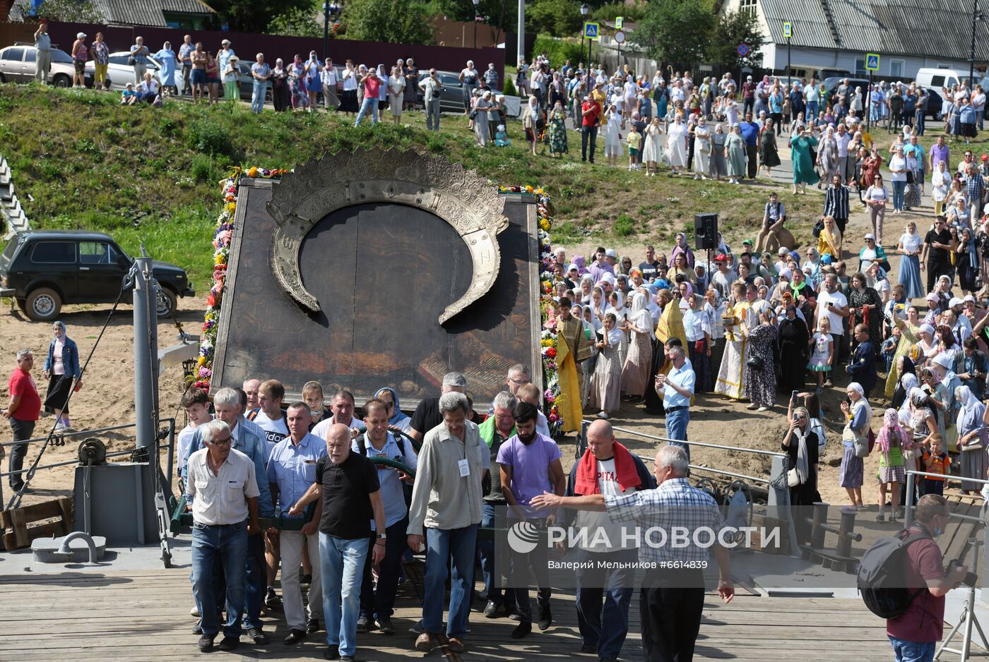 Крестный ход с иконой Всемилостивого Спаса