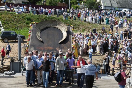 Крестный ход с иконой Всемилостивого Спаса