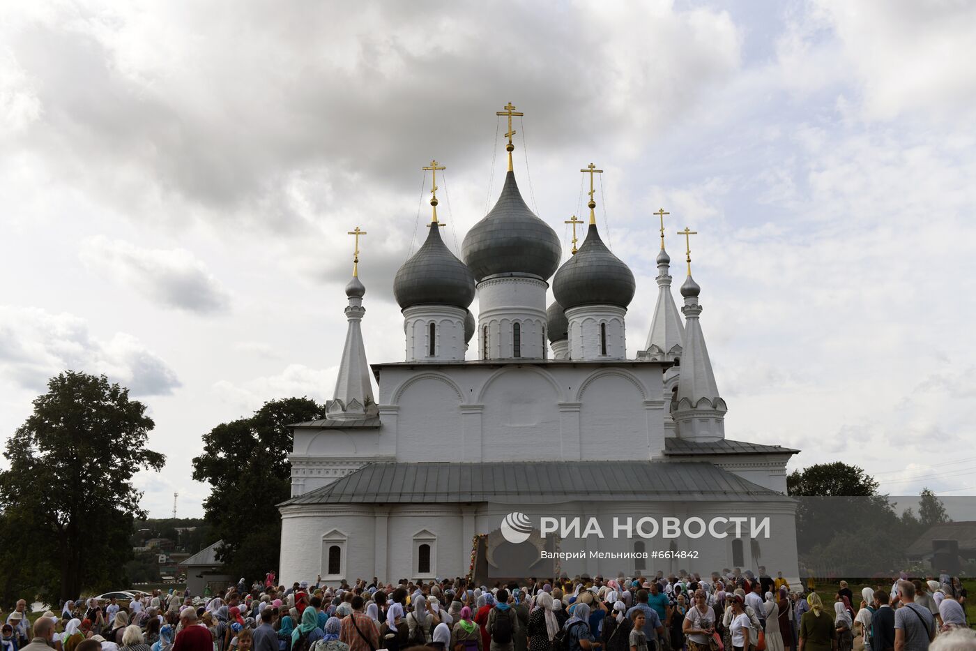 Крестный ход с иконой Всемилостивого Спаса