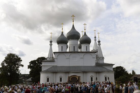 Крестный ход с иконой Всемилостивого Спаса