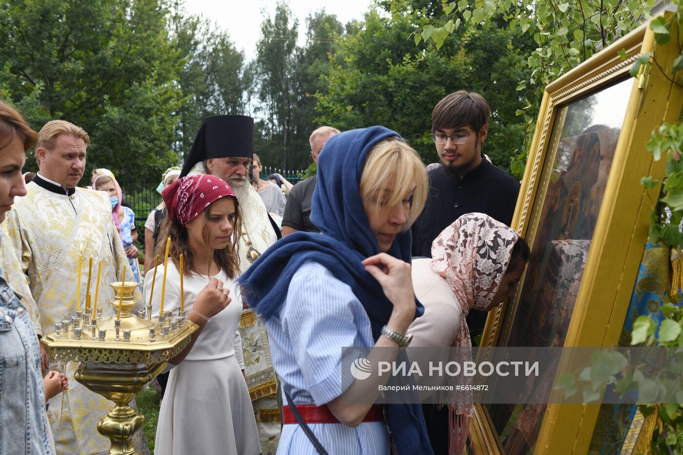 Крестный ход с иконой Всемилостивого Спаса