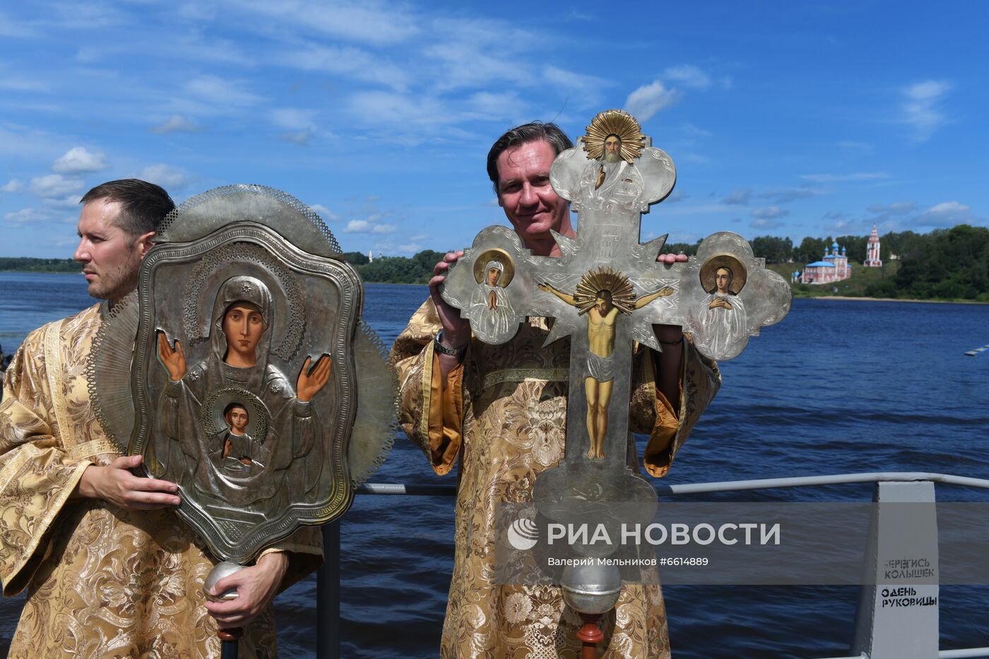 Крестный ход с иконой Всемилостивого Спаса