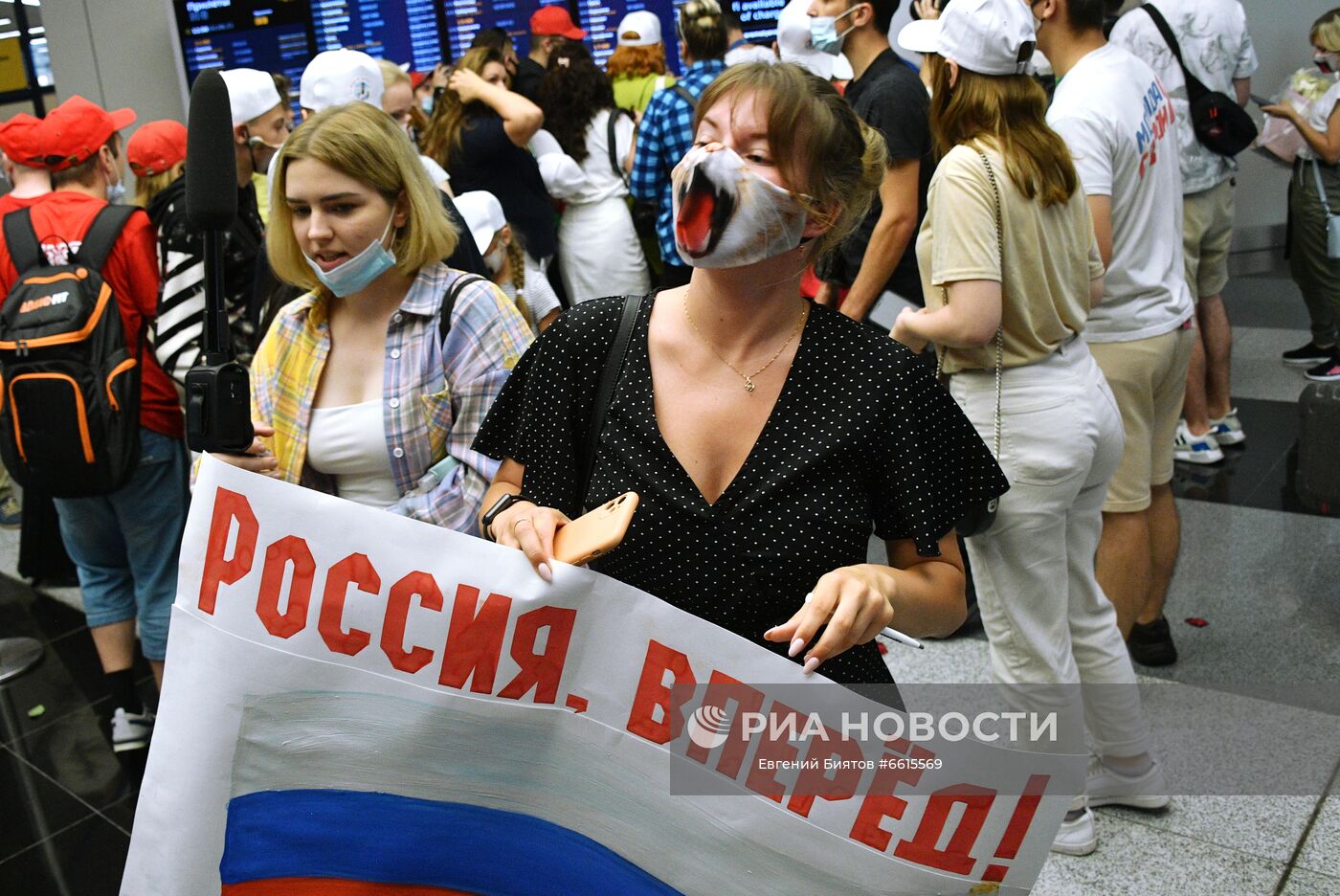 Встреча победителей и призеров Олимпийских игр 2020 в международном аэропорту Шереметьево. Место: Россия, Москва. Автор: Евгений Биятов/РИА Новости. Встреча победителей и призёров Олимпийских игр 2020