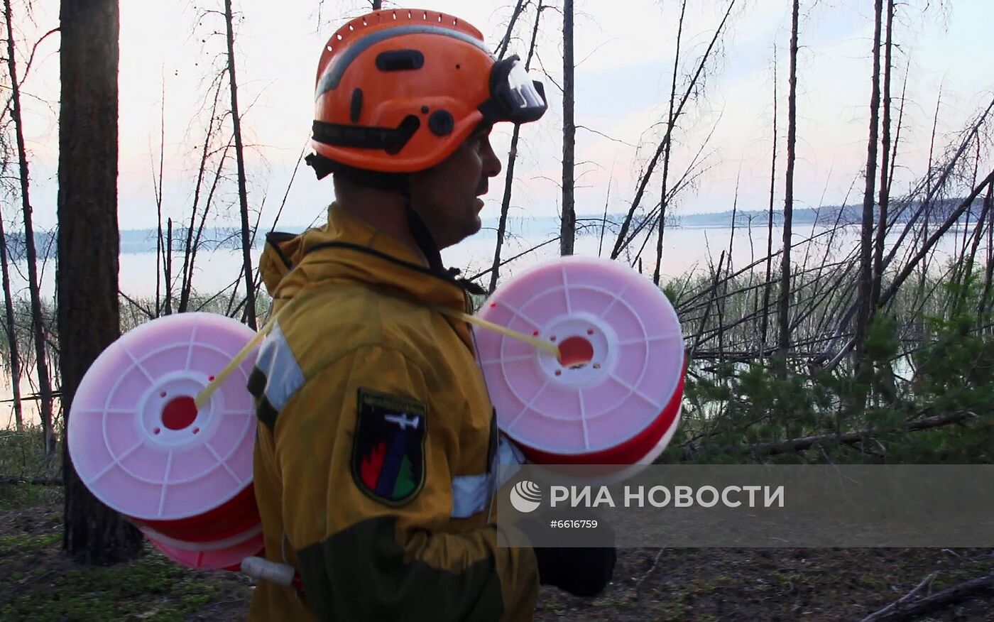 Тушение лесных пожаров в Якутии