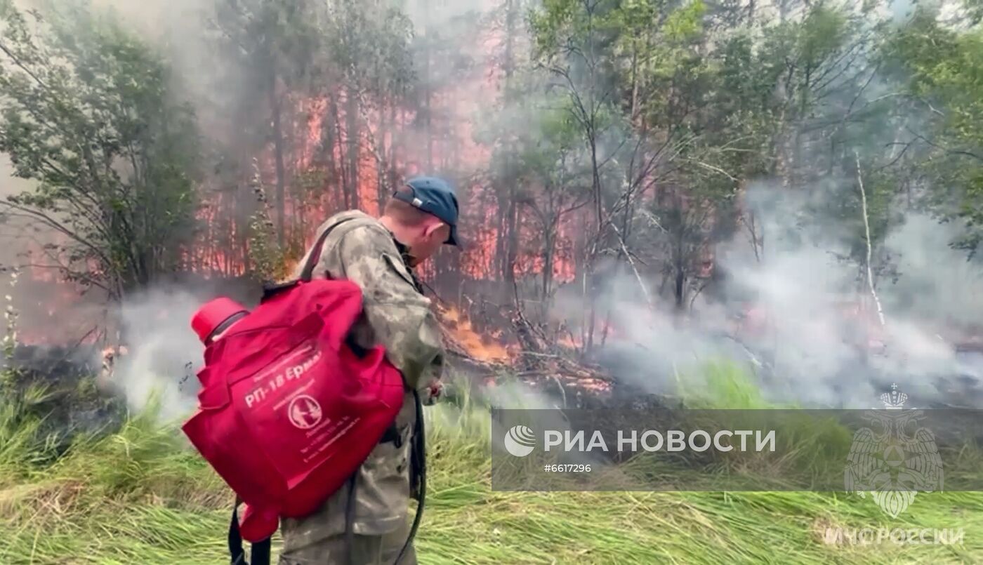Тушение лесных пожаров в Якутии