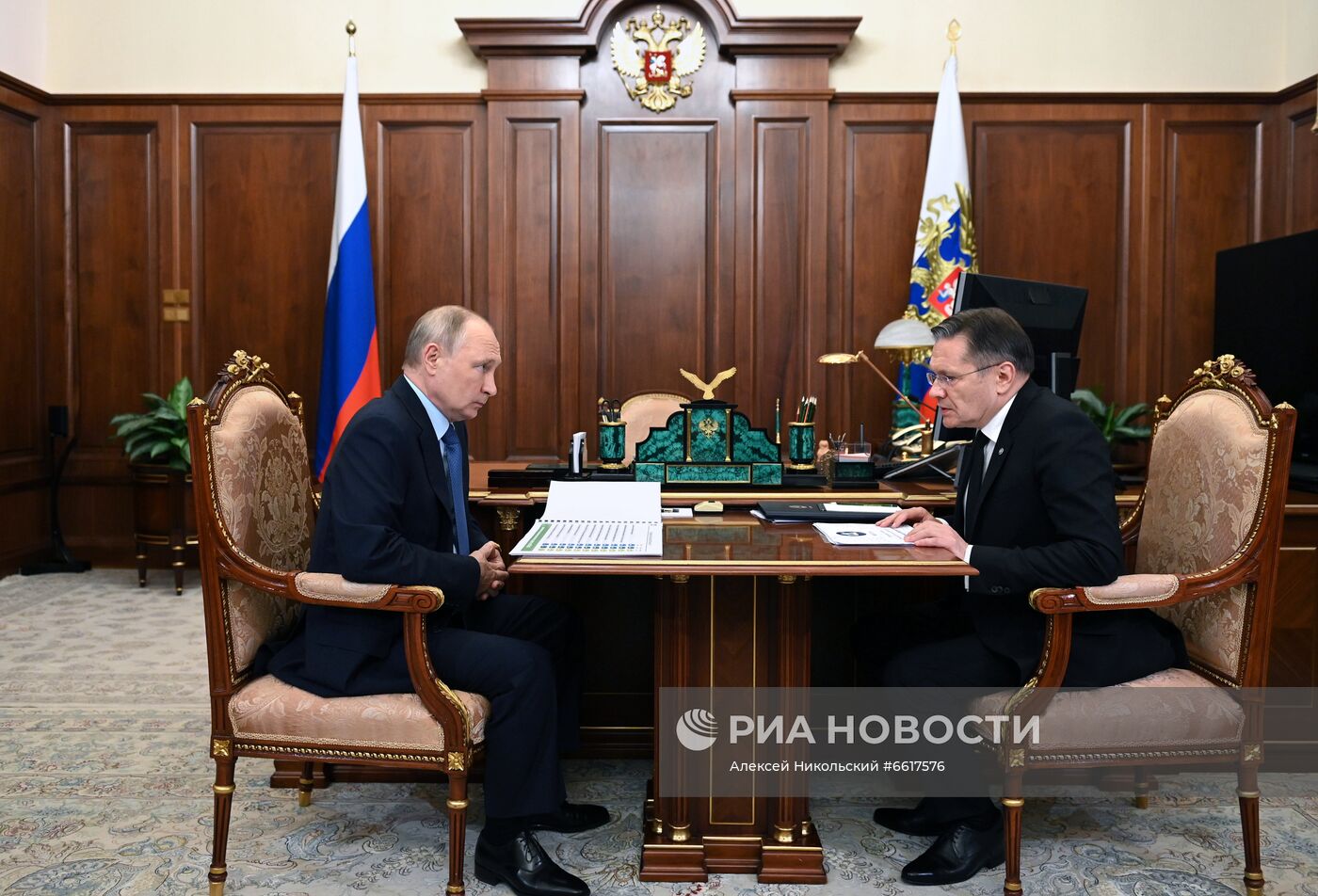 Президент РФ В. Путин встретился с руководителем ГК "Росатом" А. Лихачевым