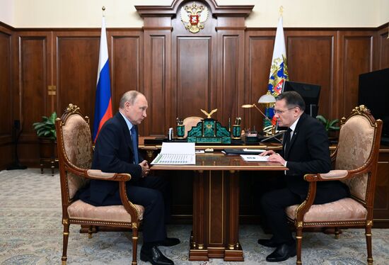 Президент РФ В. Путин встретился с руководителем ГК "Росатом" А. Лихачевым