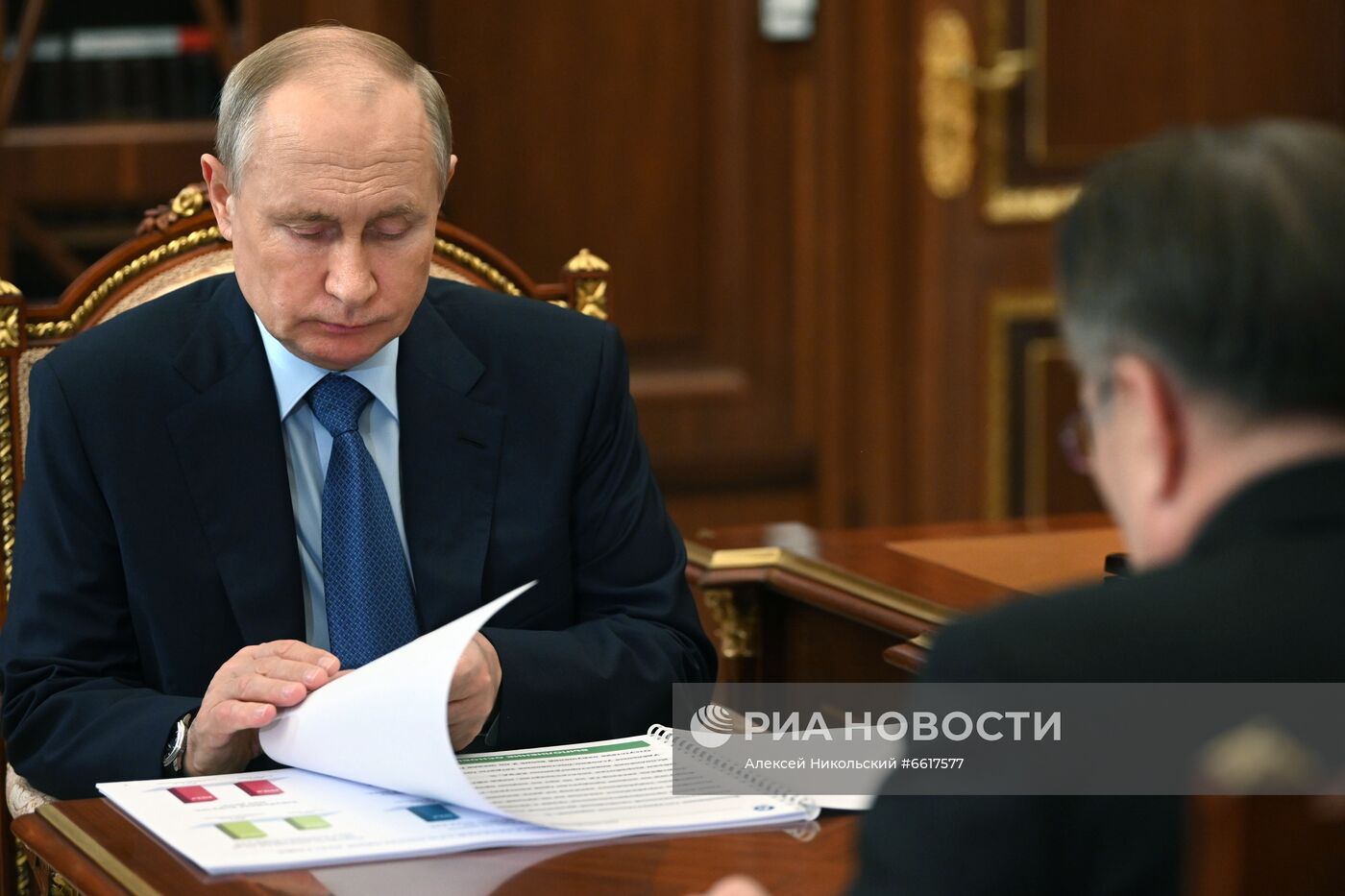 Президент РФ В. Путин встретился с руководителем ГК "Росатом" А. Лихачевым