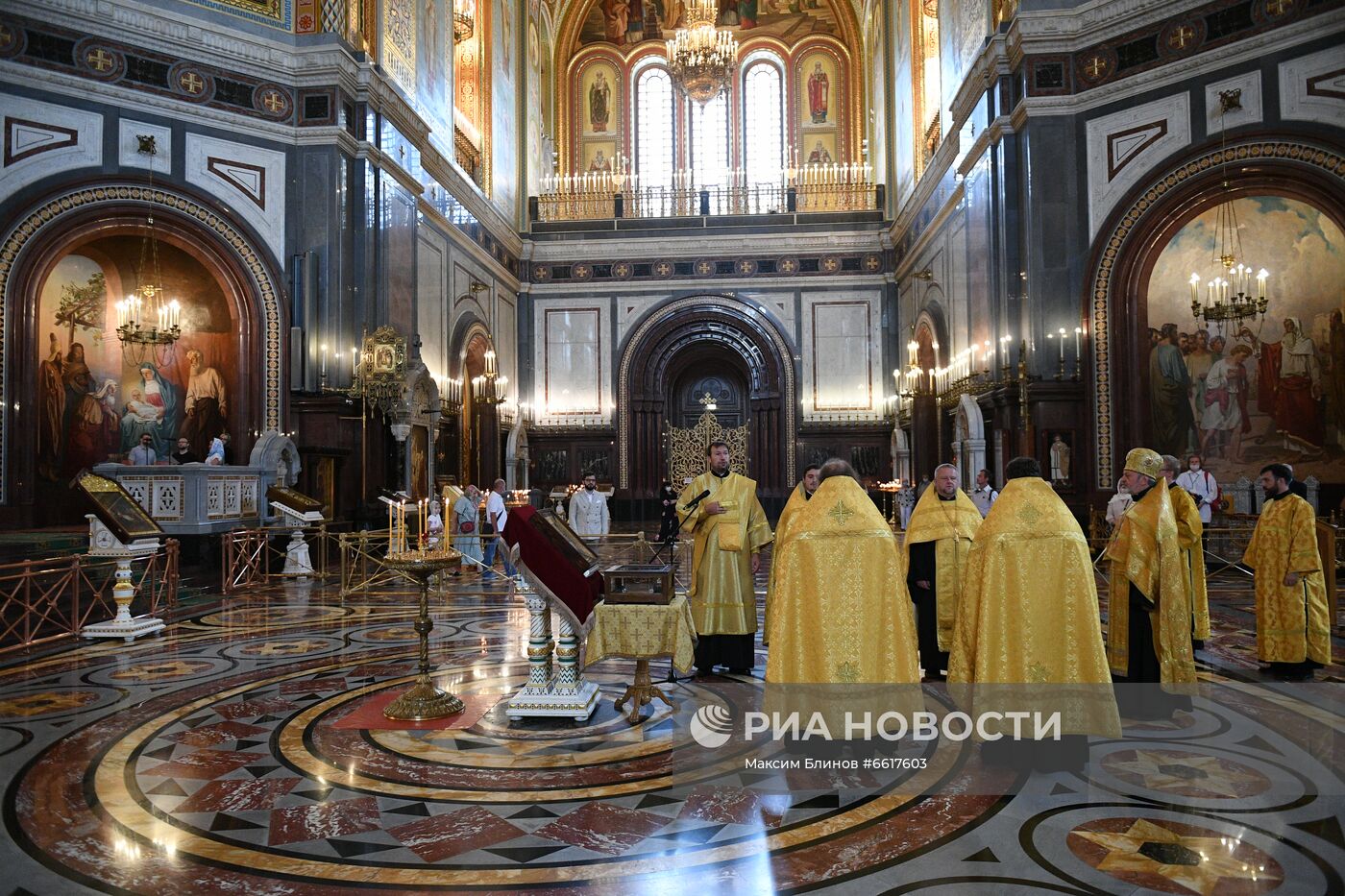Возвращение ковчега с частицей мощей Александра Невского в Храм Христа Спасителя