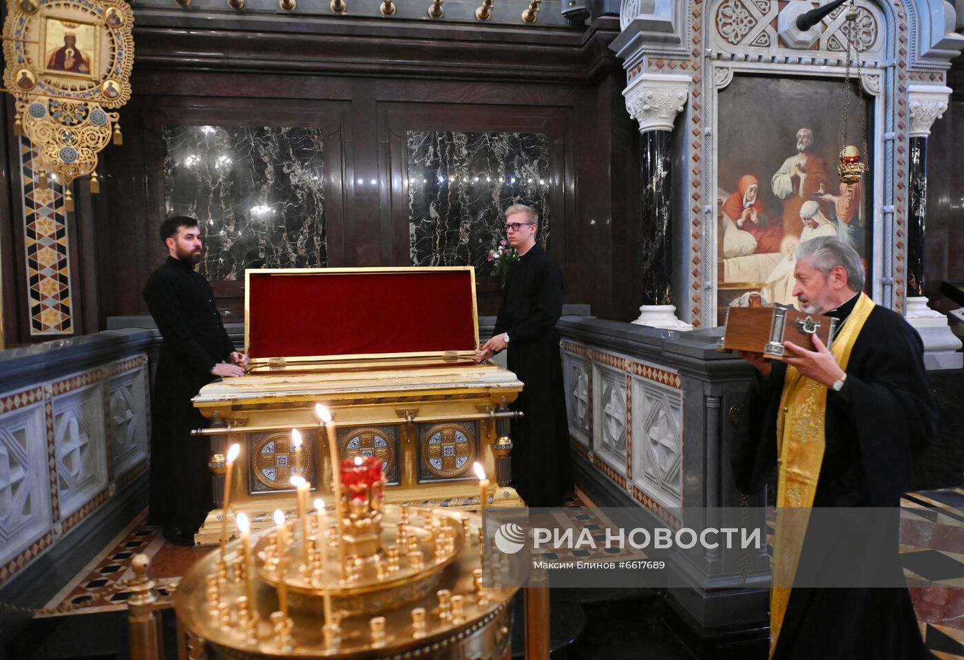 Возвращение ковчега с частицей мощей Александра Невского в Храм Христа Спасителя