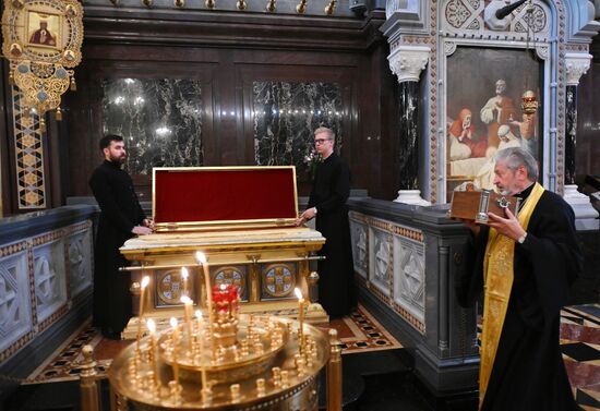 Возвращение ковчега с частицей мощей Александра Невского в Храм Христа Спасителя
