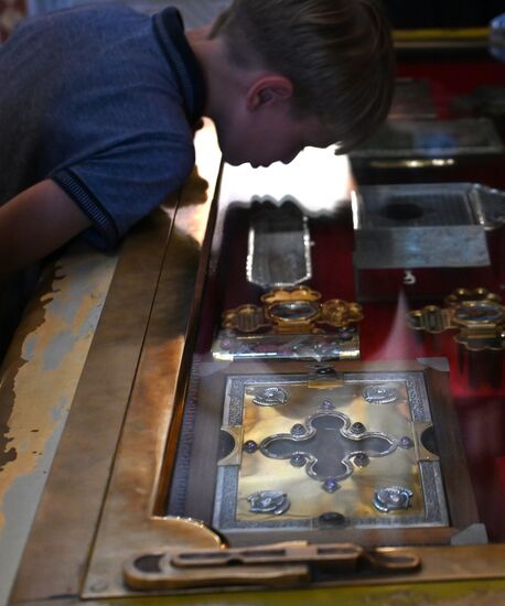 Возвращение ковчега с частицей мощей Александра Невского в Храм Христа Спасителя