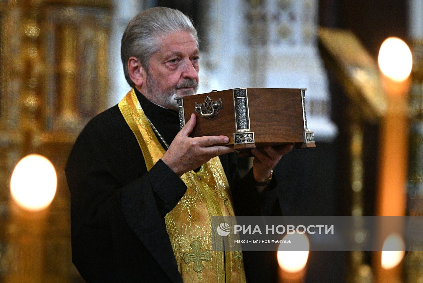 Возвращение ковчега с частицей мощей Александра Невского в Храм Христа Спасителя