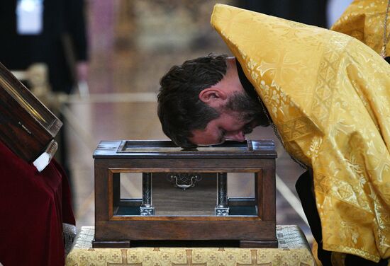 Возвращение ковчега с частицей мощей Александра Невского в Храм Христа Спасителя