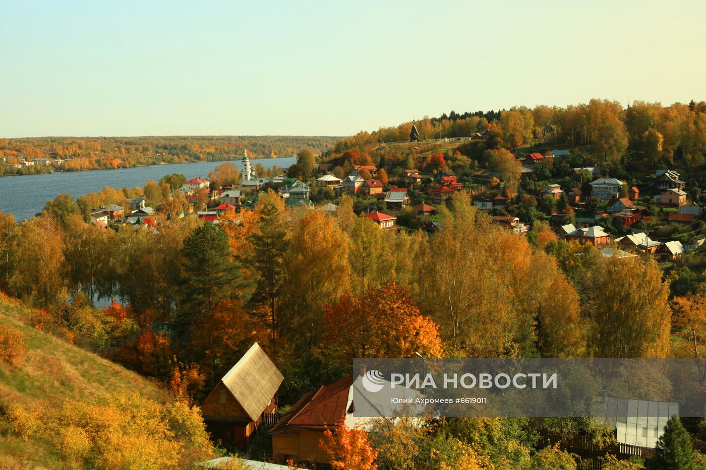 Вид с Соборной горы на гору Левитана в Плёсе