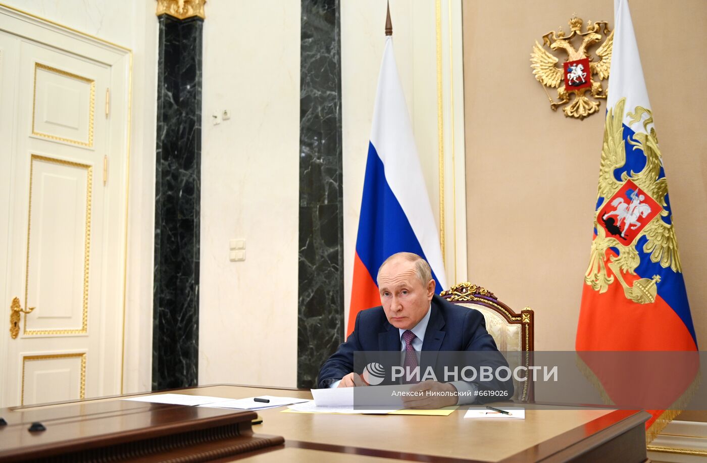 Президент РФ В. Путин провел совещание с членами правительства РФ