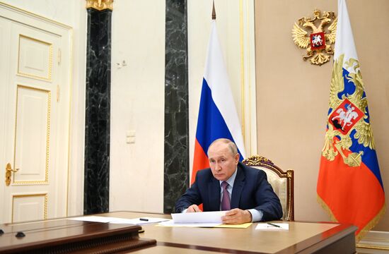 Президент РФ В. Путин провел совещание с членами правительства РФ