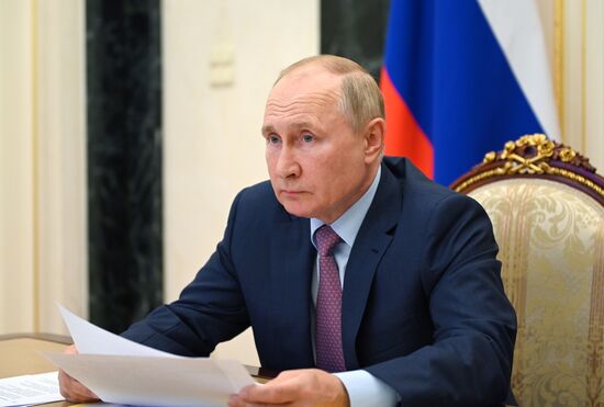 Президент РФ В. Путин провел совещание с членами правительства РФ