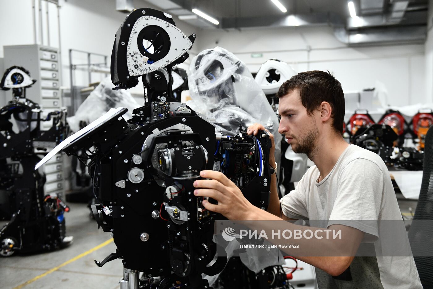 Производство роботов для бизнеса компанией "Промобот" в Перми