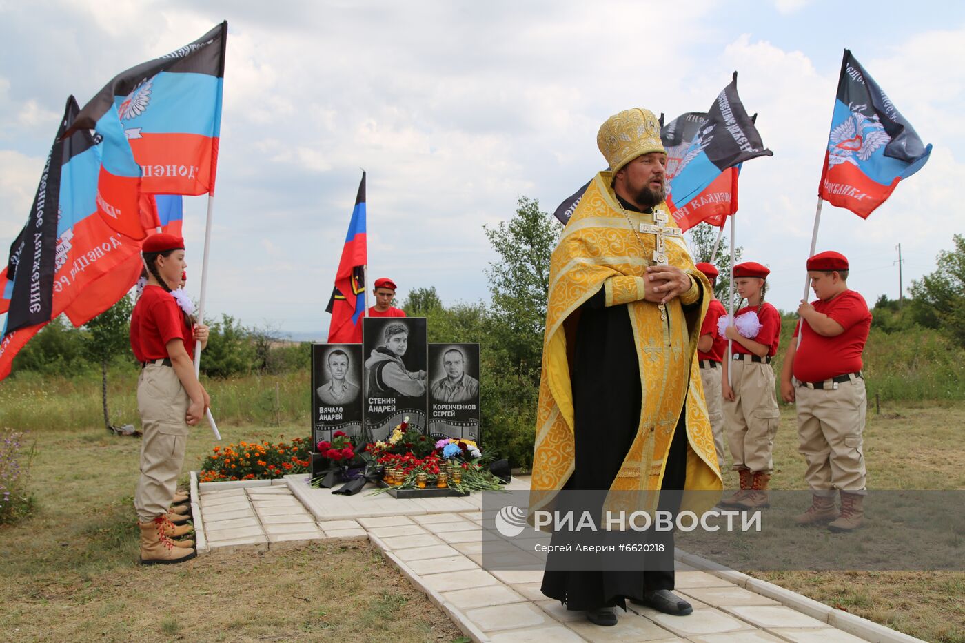 Траурные мероприятия в память об Андрее Стенине в Донецке