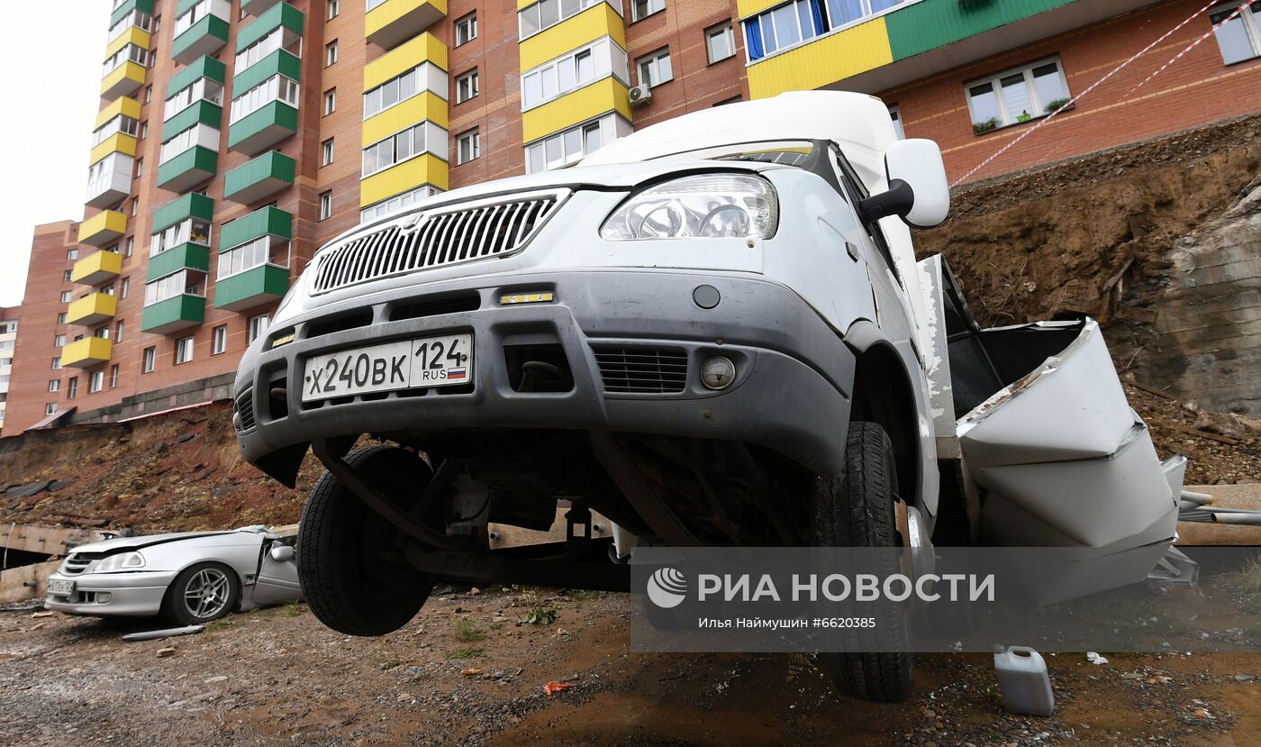 В Красноярске стена рухнула на припаркованные машины