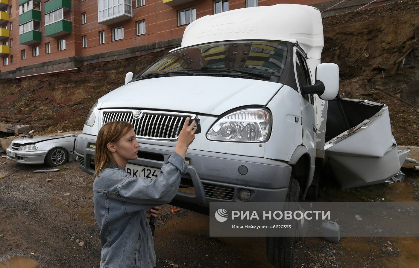 В Красноярске стена рухнула на припаркованные машины