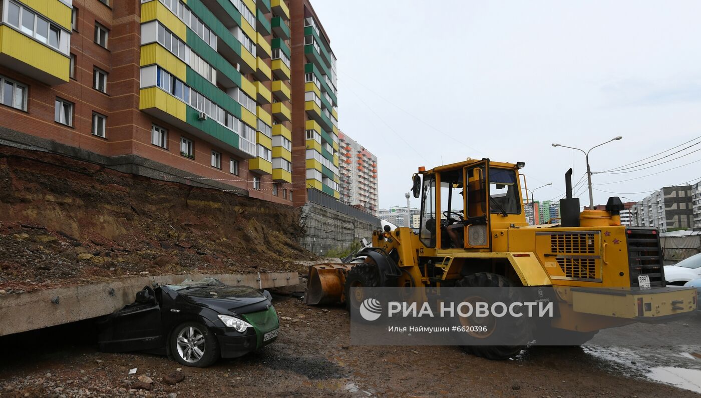 В Красноярске стена рухнула на припаркованные машины