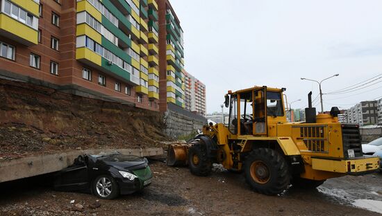 В Красноярске стена рухнула на припаркованные машины