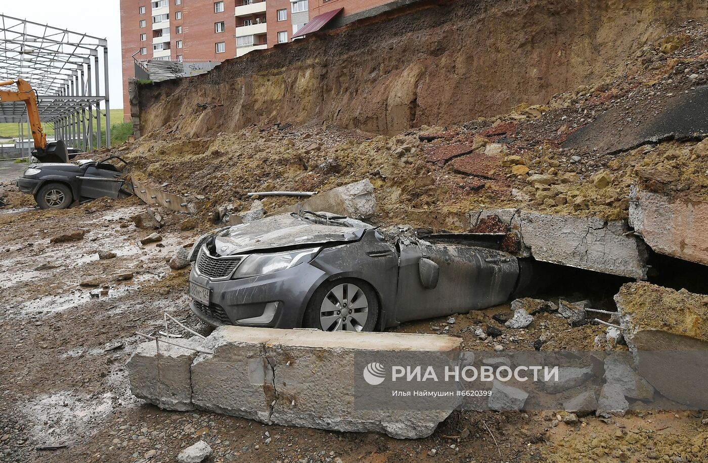 В Красноярске стена рухнула на припаркованные машины