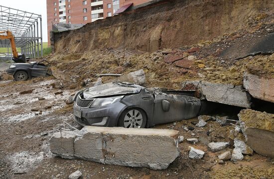 В Красноярске стена рухнула на припаркованные машины