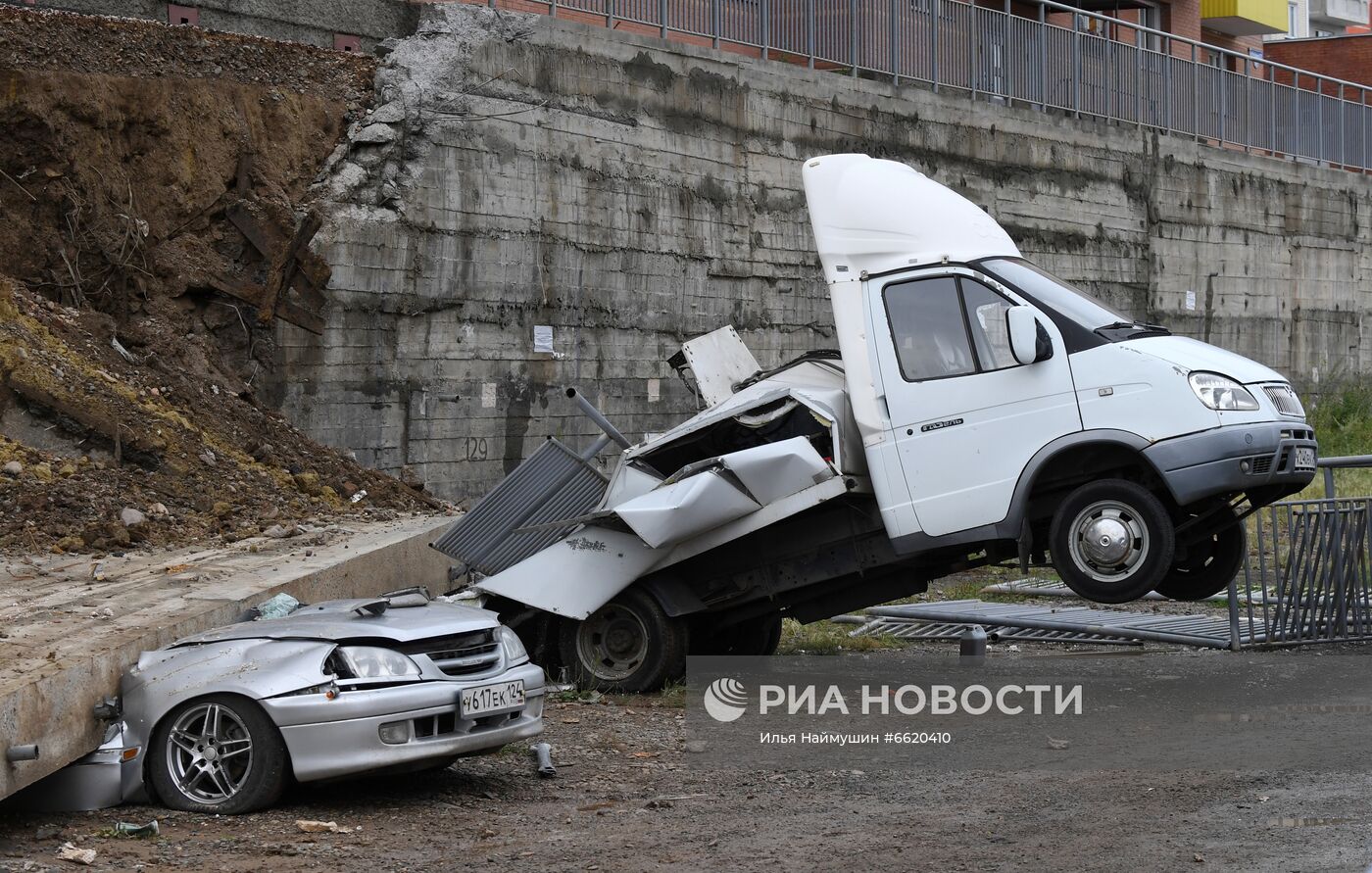 В Красноярске стена рухнула на припаркованные машины