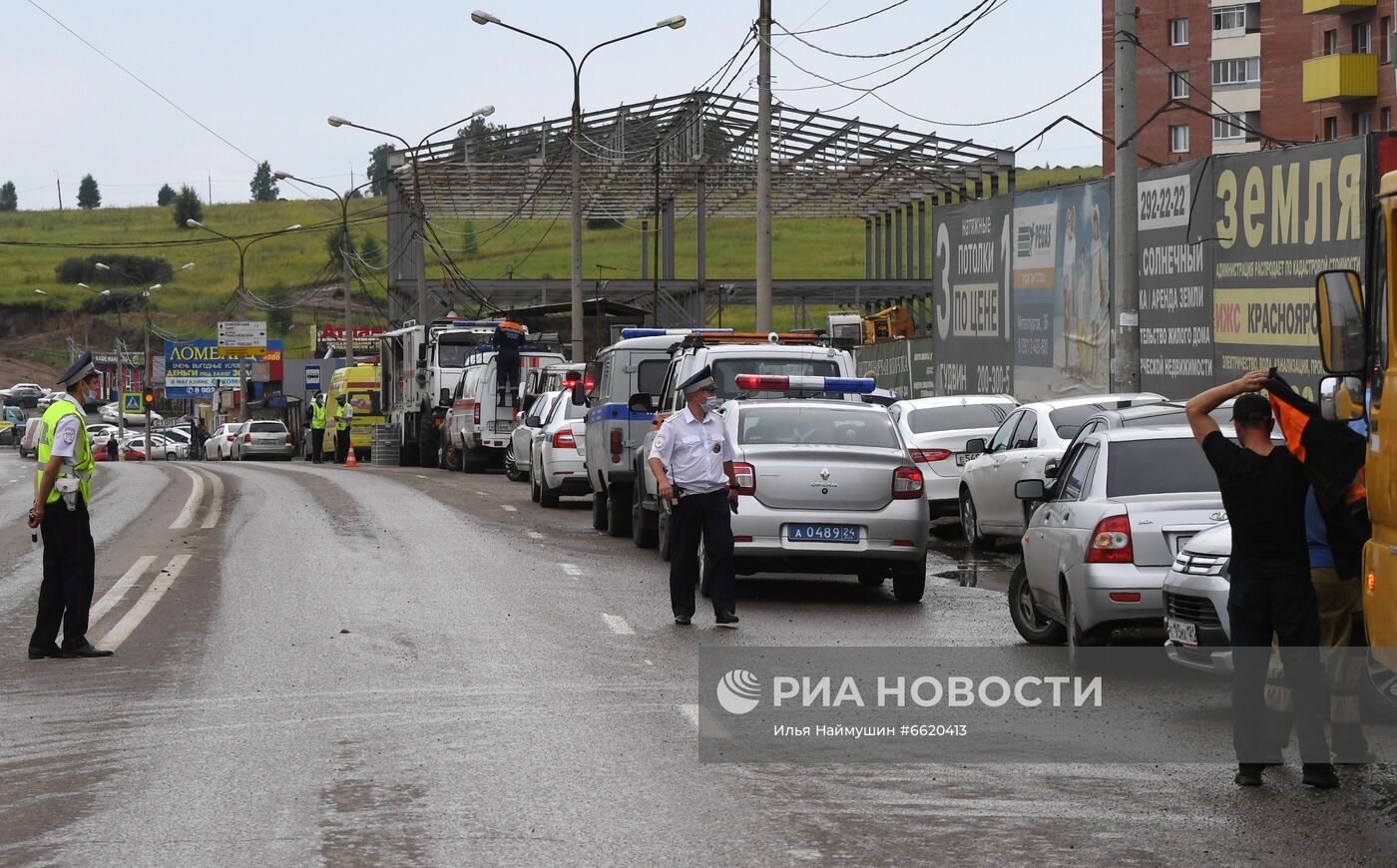 В Красноярске стена рухнула на припаркованные машины