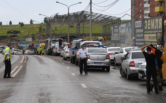 В Красноярске стена рухнула на припаркованные машины