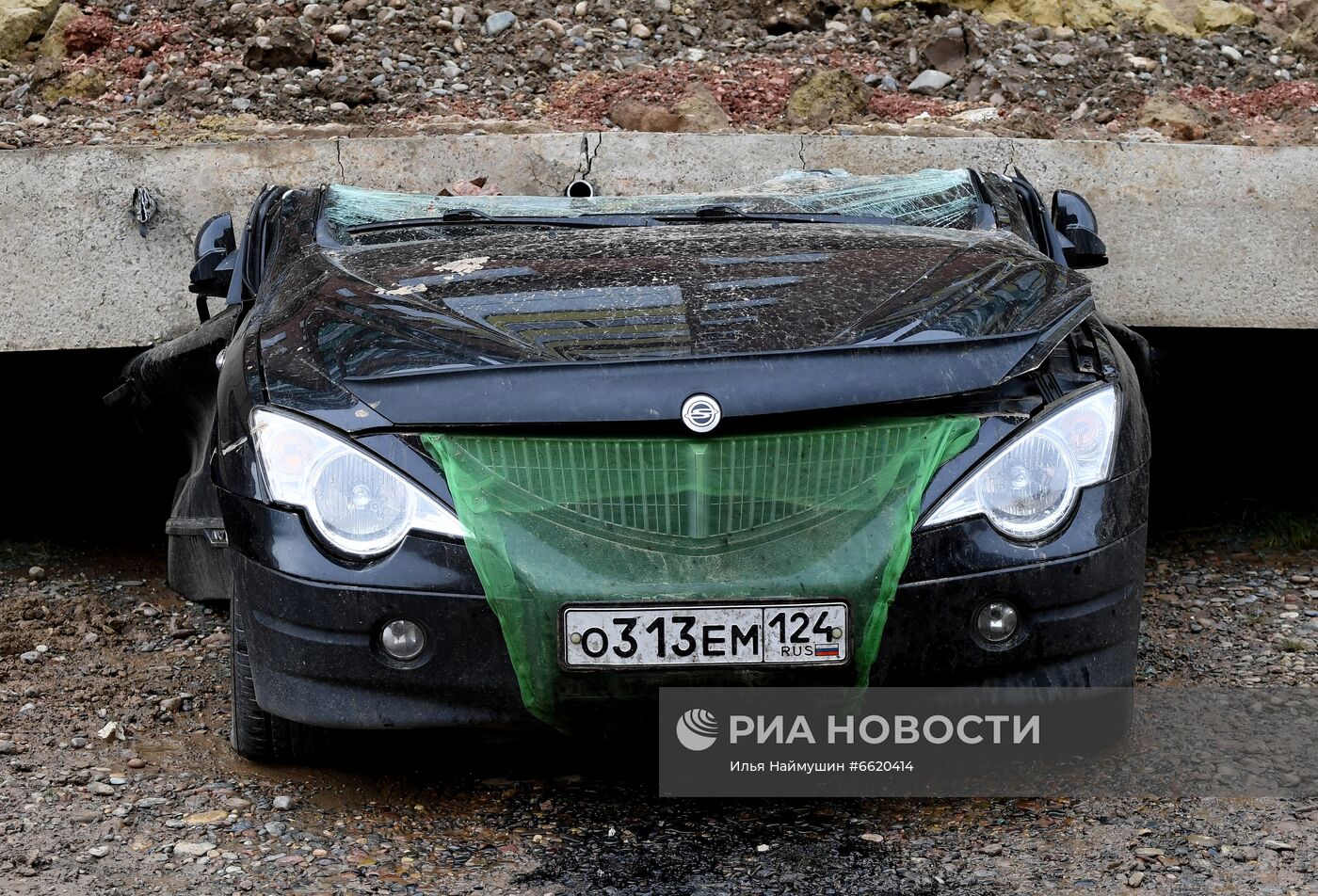 В Красноярске стена рухнула на припаркованные машины