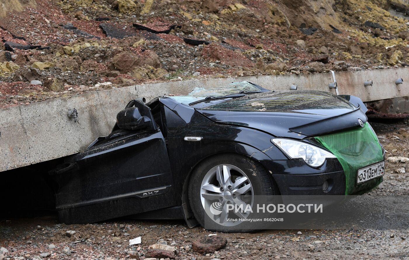 В Красноярске стена рухнула на припаркованные машины