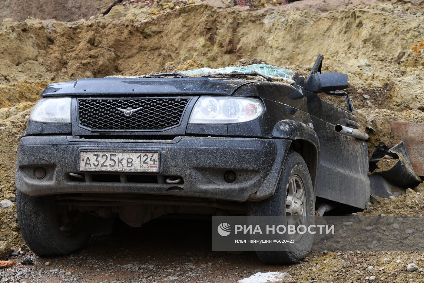 В Красноярске стена рухнула на припаркованные машины