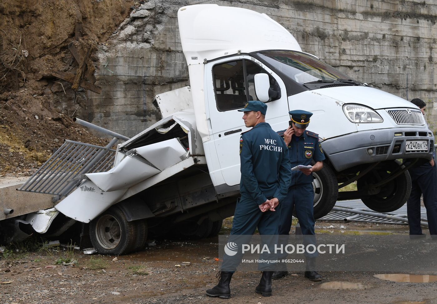 В Красноярске стена рухнула на припаркованные машины